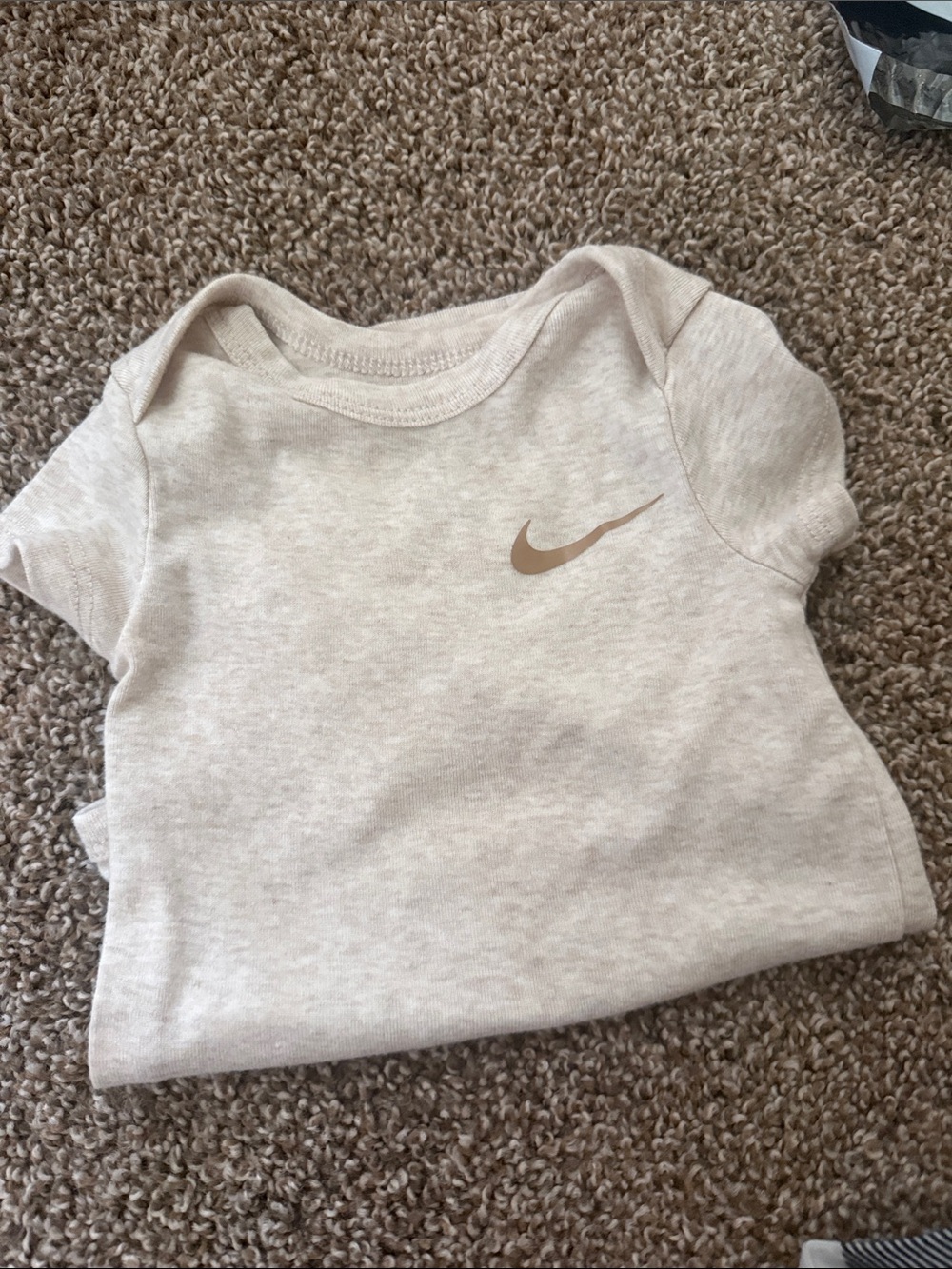 Nike baby Cream Short-Sleeve onsie with Gold Swoosh